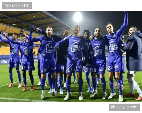 数百名克莱蒙球迷在训练基地外集会，表达对球队的支持