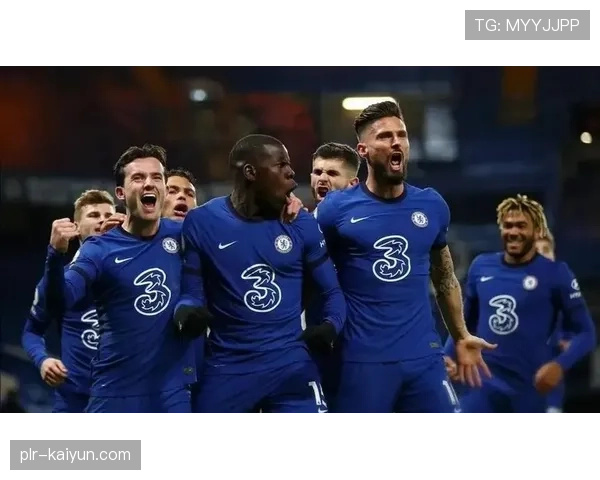 特写：切尔西小将派斯打入英超处子球后与家人看台庆祝